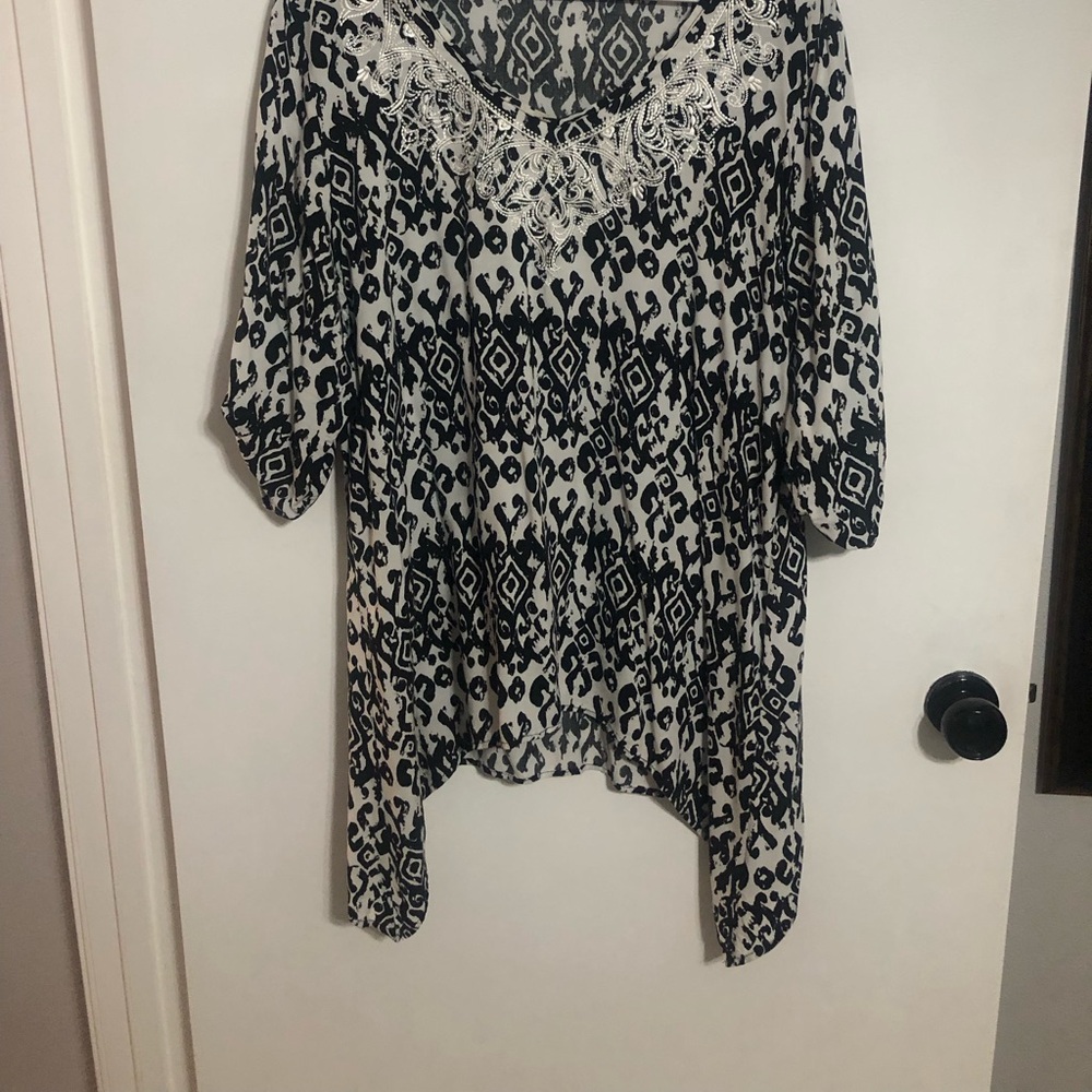 Size Large Calessa ladies top. Two ways to change sleeves.